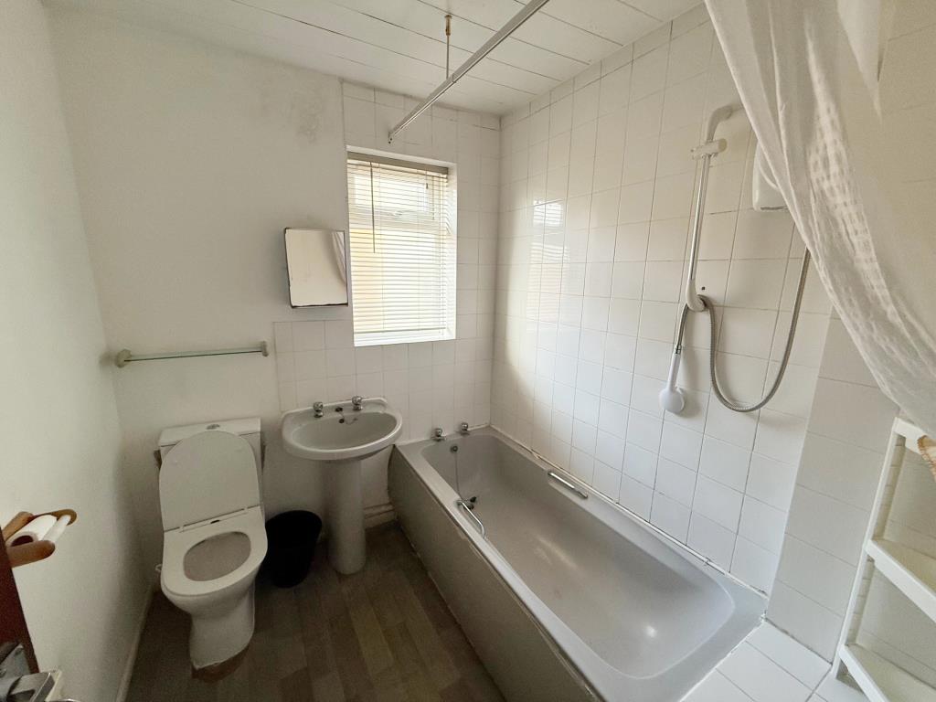 Lot: 44 - FLAT FOR IMPROVEMENT - Bathroom with white tiles